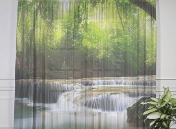 Фототюль с печатью изображения "Водопад в солнечном лесу"